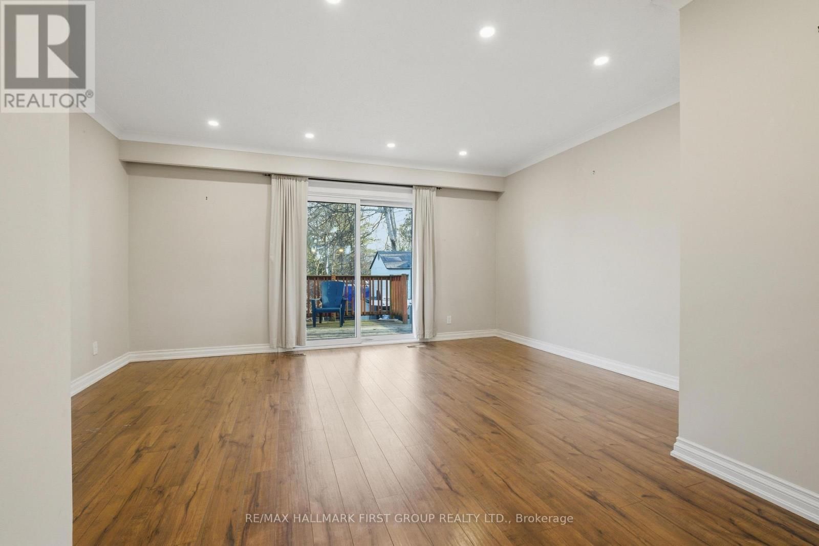 Main - 303 ROSSLAND ROAD WEST Image 5