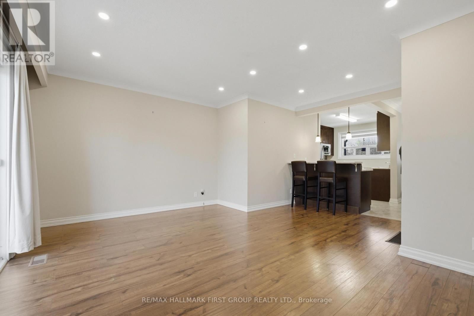 Main - 303 ROSSLAND ROAD WEST Image 6