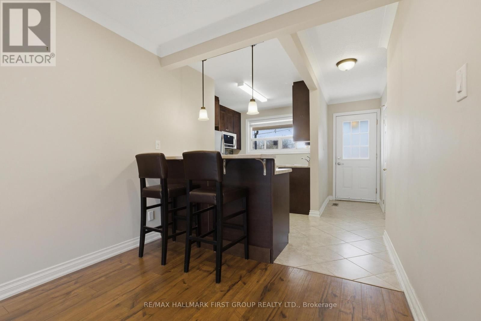 Main - 303 ROSSLAND ROAD WEST Image 8