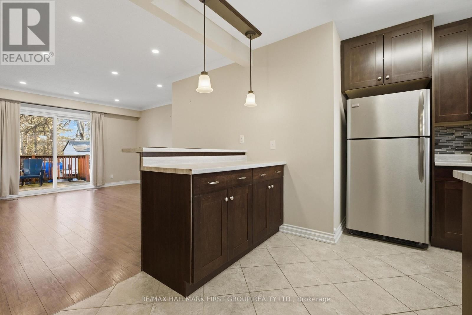 Main - 303 ROSSLAND ROAD WEST Image 9