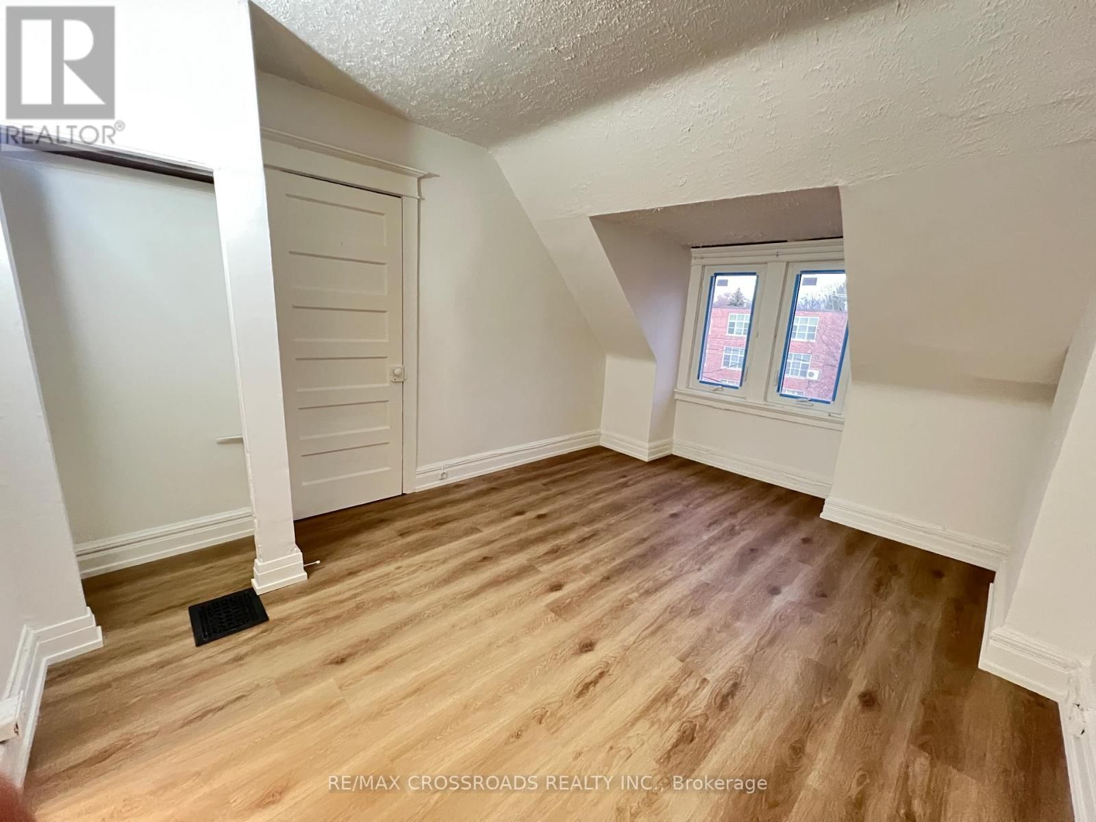 UNIT 3 - 82 CURZON STREET Image 4