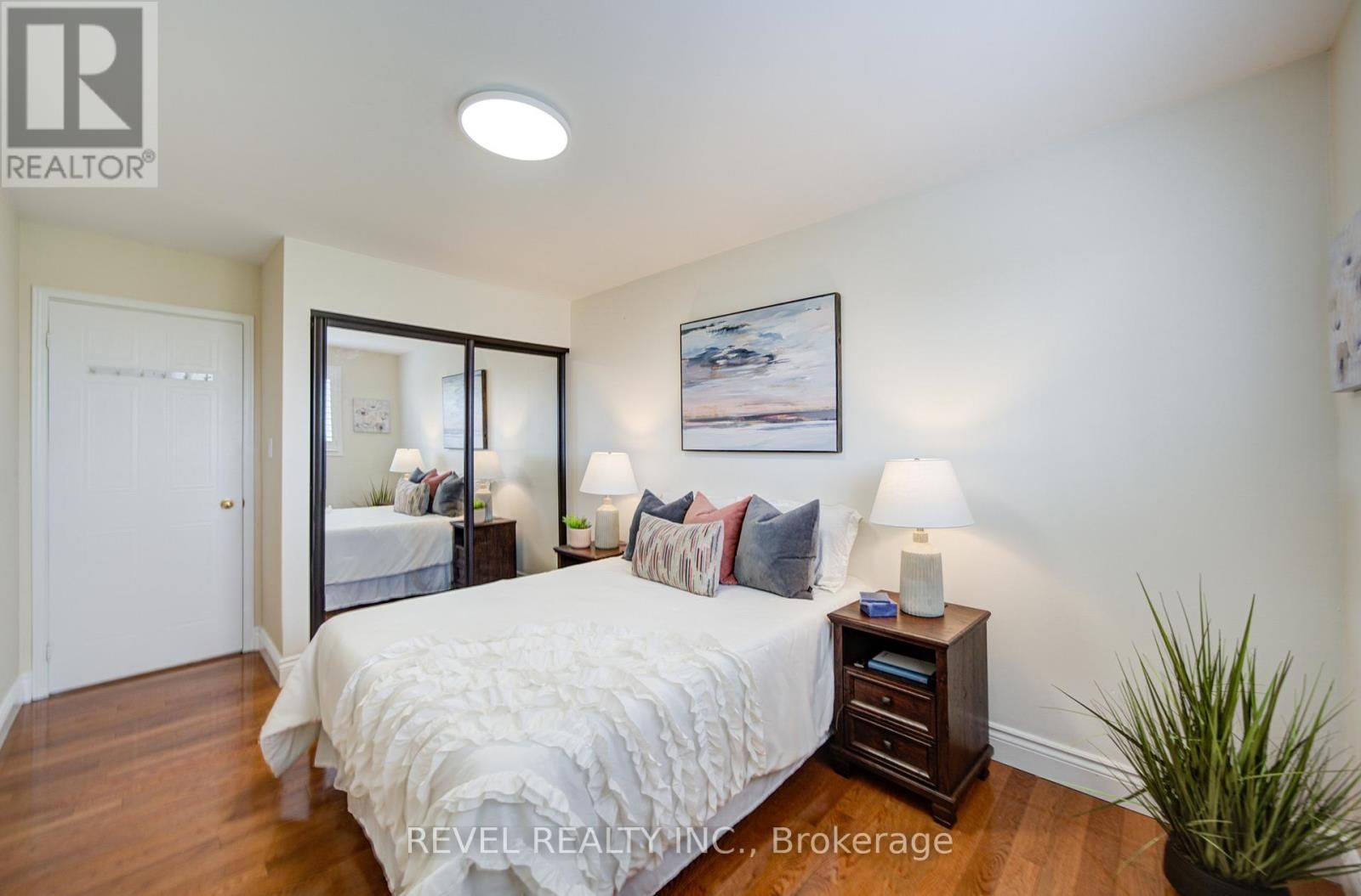 2255 WILDWOOD CRESCENT Image 23