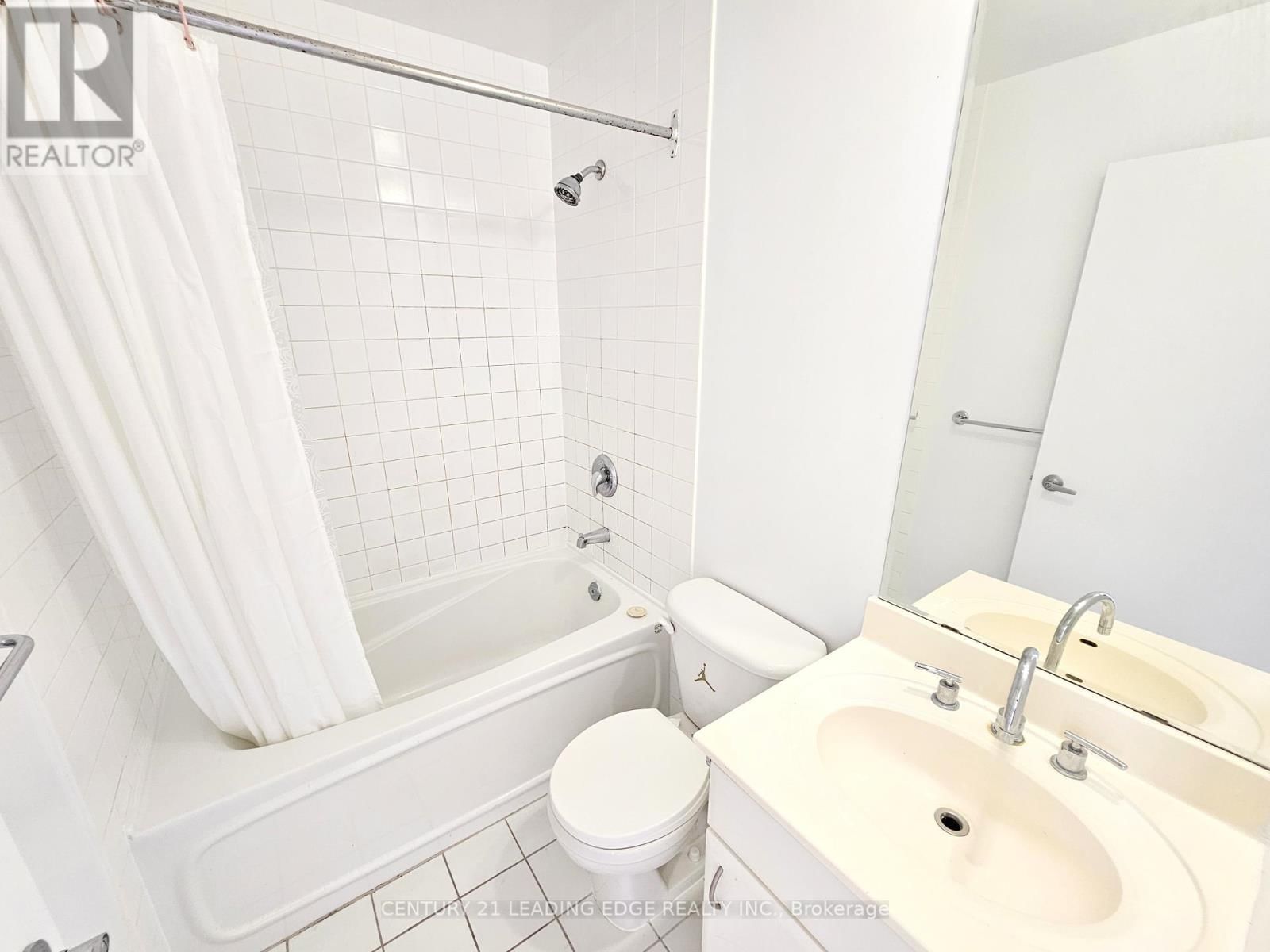 TH120 - 38 LEE CENTRE DRIVE Image 22