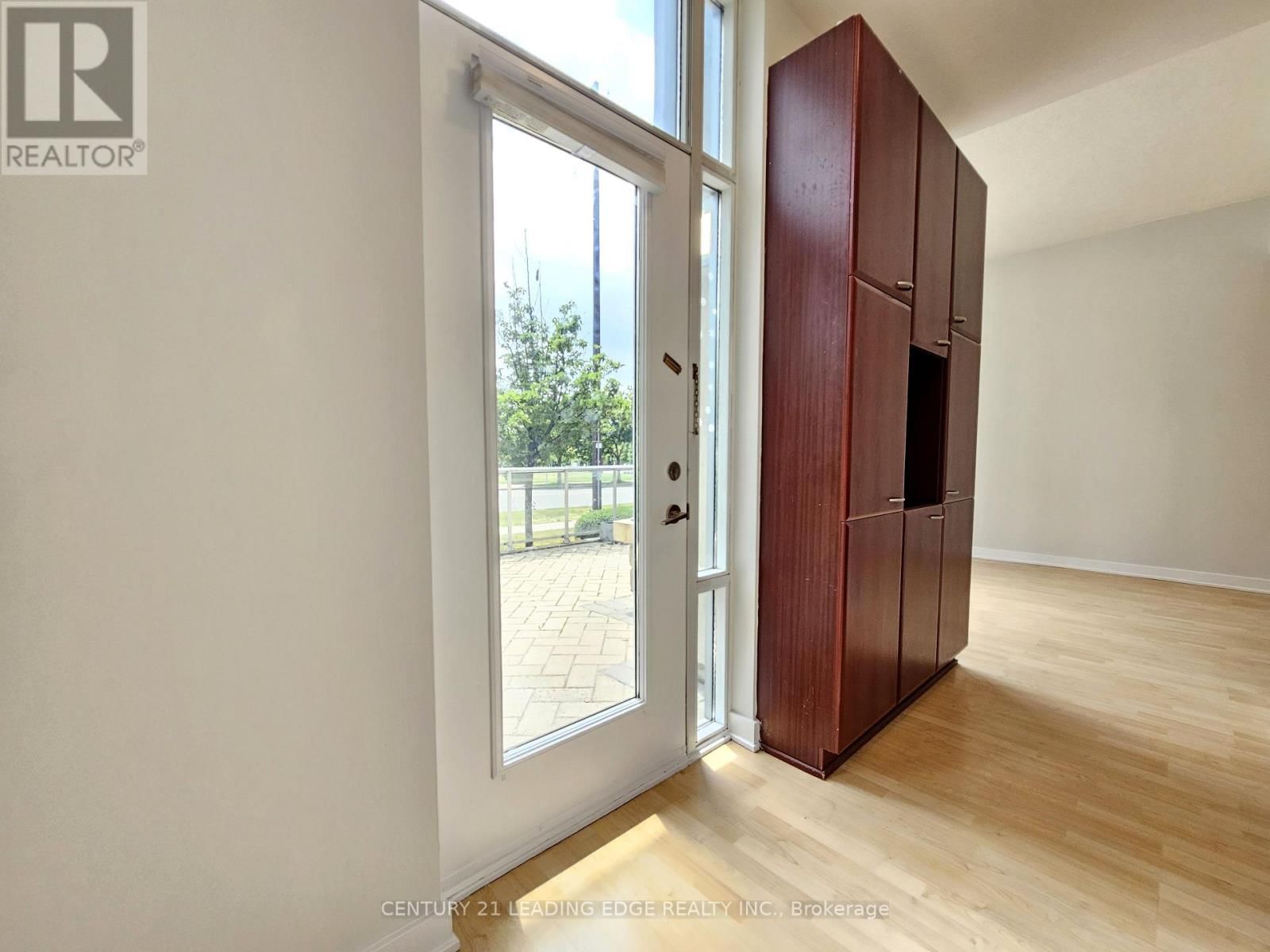 TH120 - 38 LEE CENTRE DRIVE Image 4