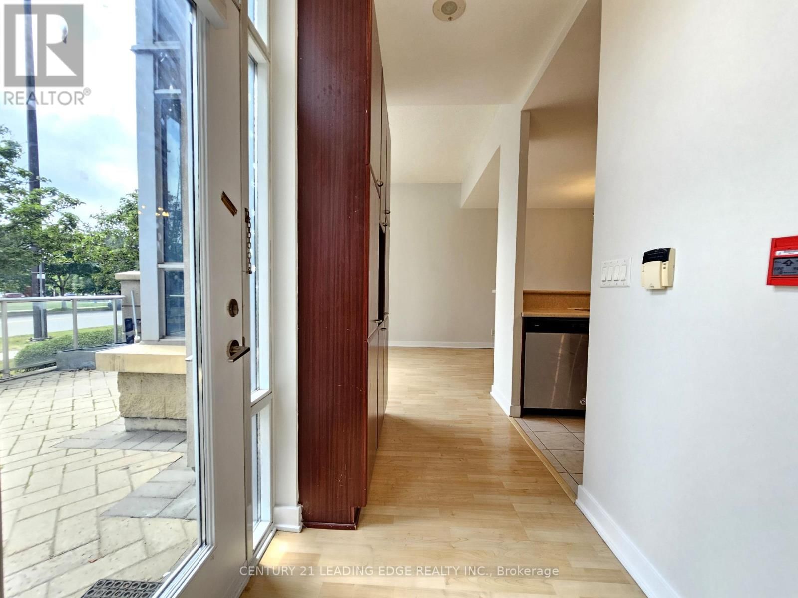 TH120 - 38 LEE CENTRE DRIVE Image 6