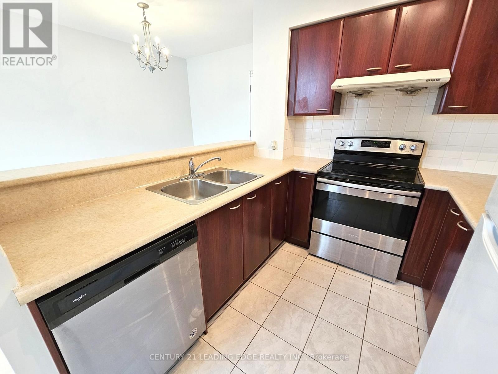 TH120 - 38 LEE CENTRE DRIVE Image 9