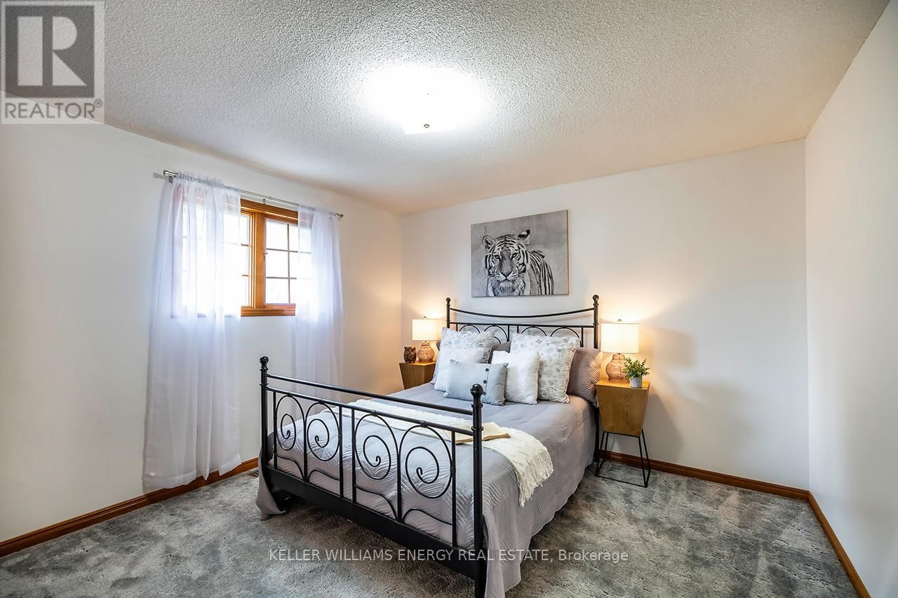 565 PRESTWICK DRIVE Image 32