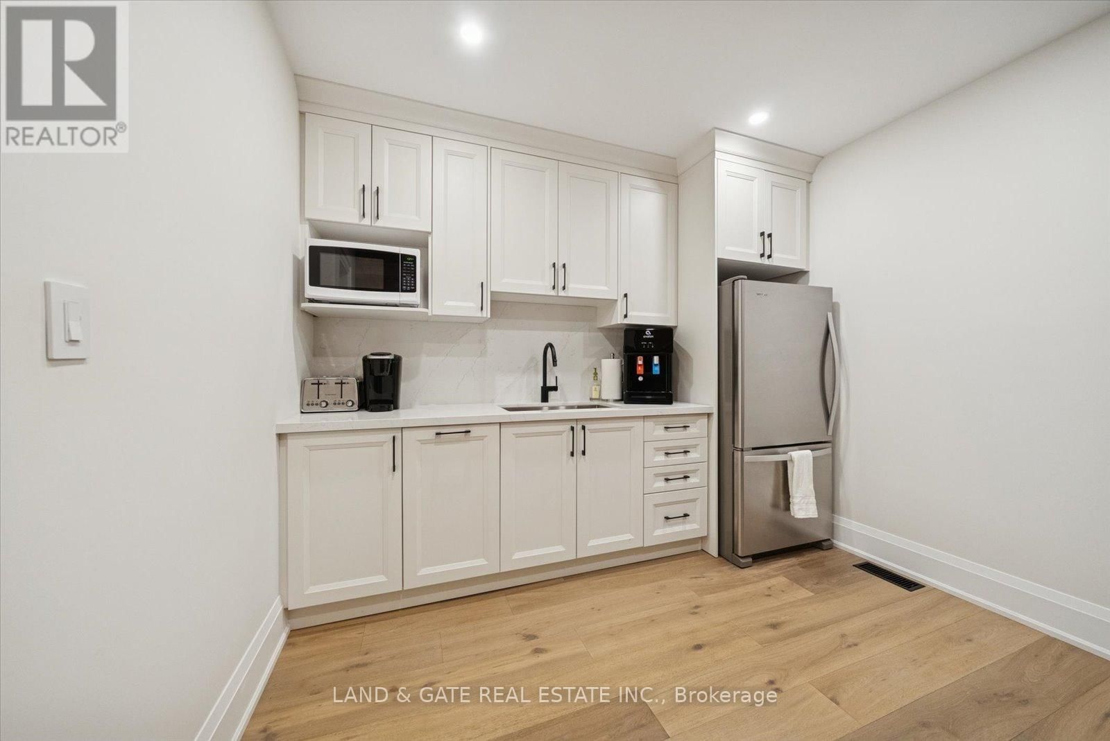 20 ELGIN STREET EAST Image 16