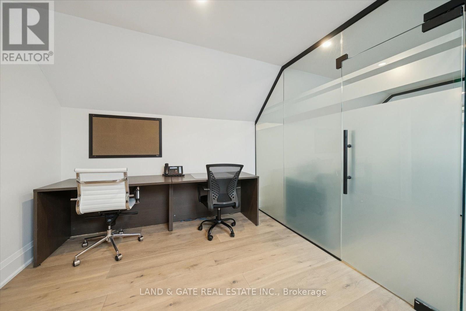 20 ELGIN STREET EAST Image 34