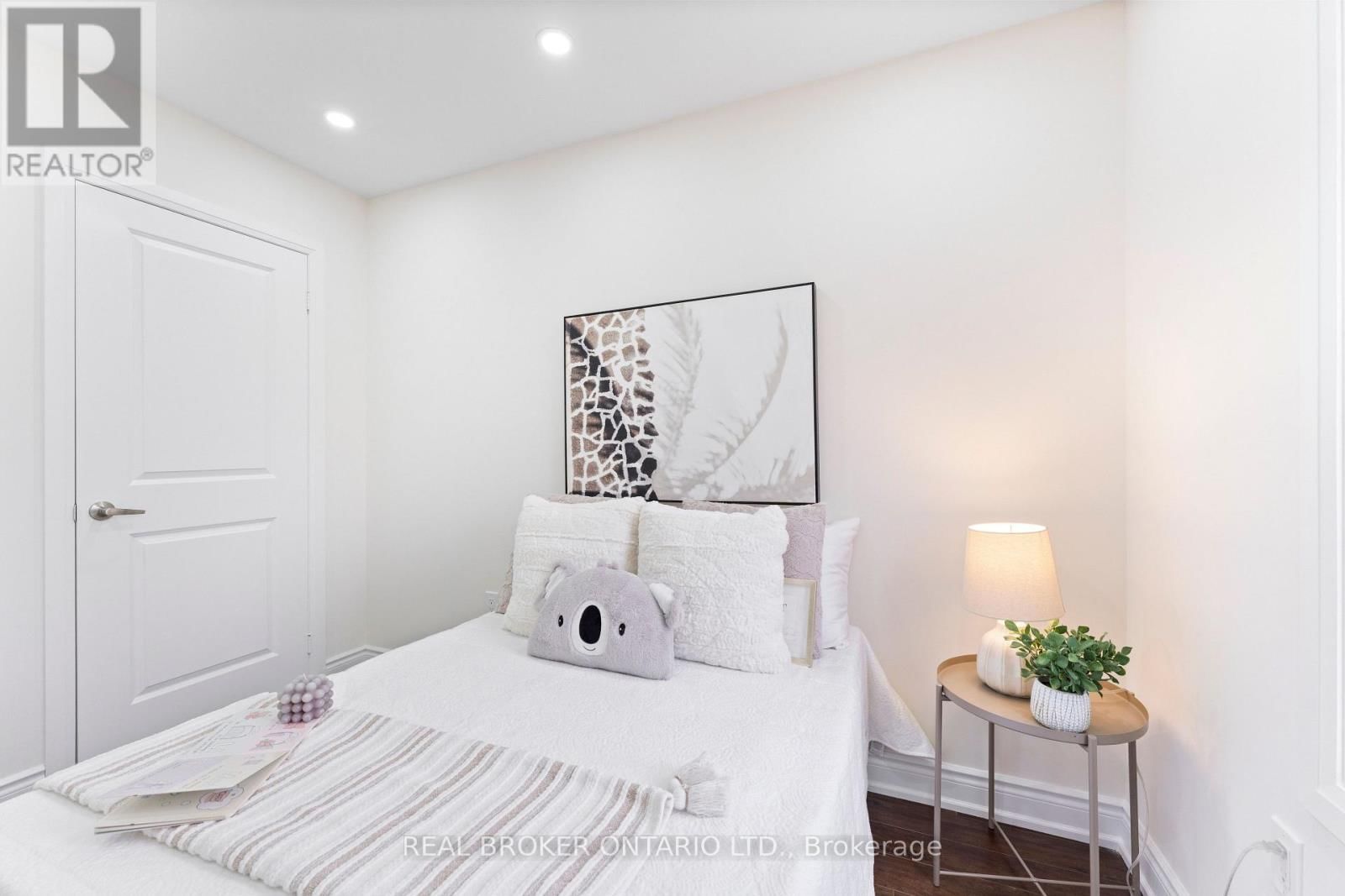 206 LONDON LANE Image 32