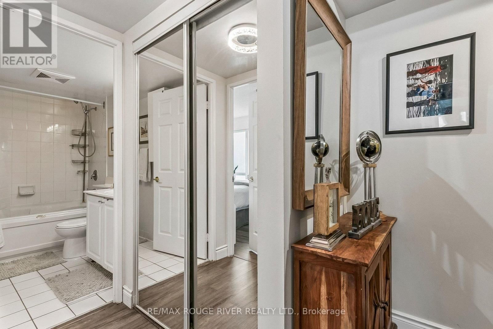 1203 - 11 LEE CENTRE DRIVE Image 3