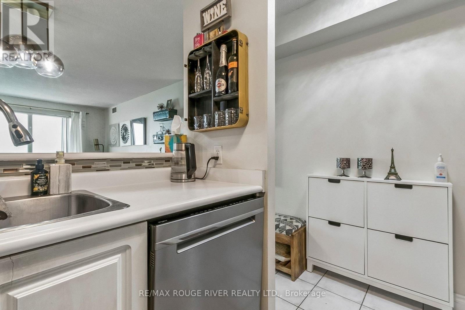 1203 - 11 LEE CENTRE DRIVE Image 8