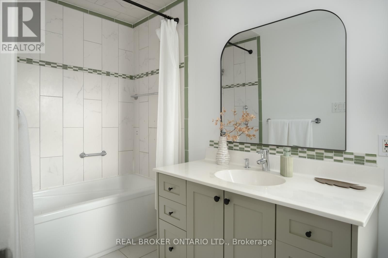 256 MONARCH PARK AVENUE Image 19