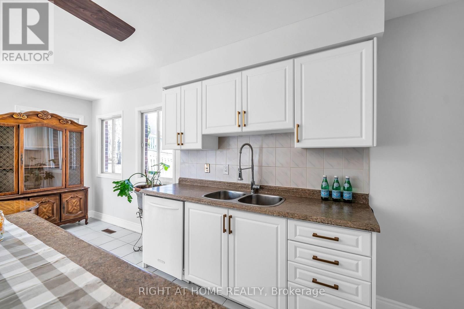 1657 DELLBROOK AVENUE Image 16