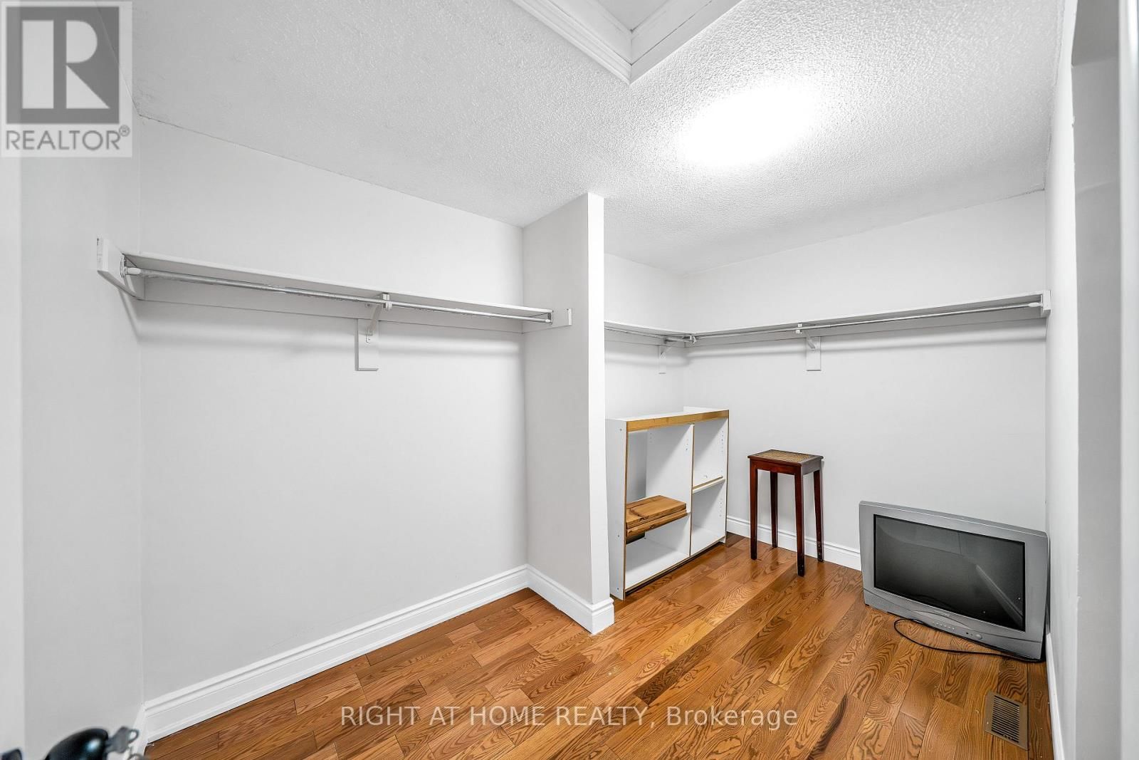 1657 DELLBROOK AVENUE Image 23