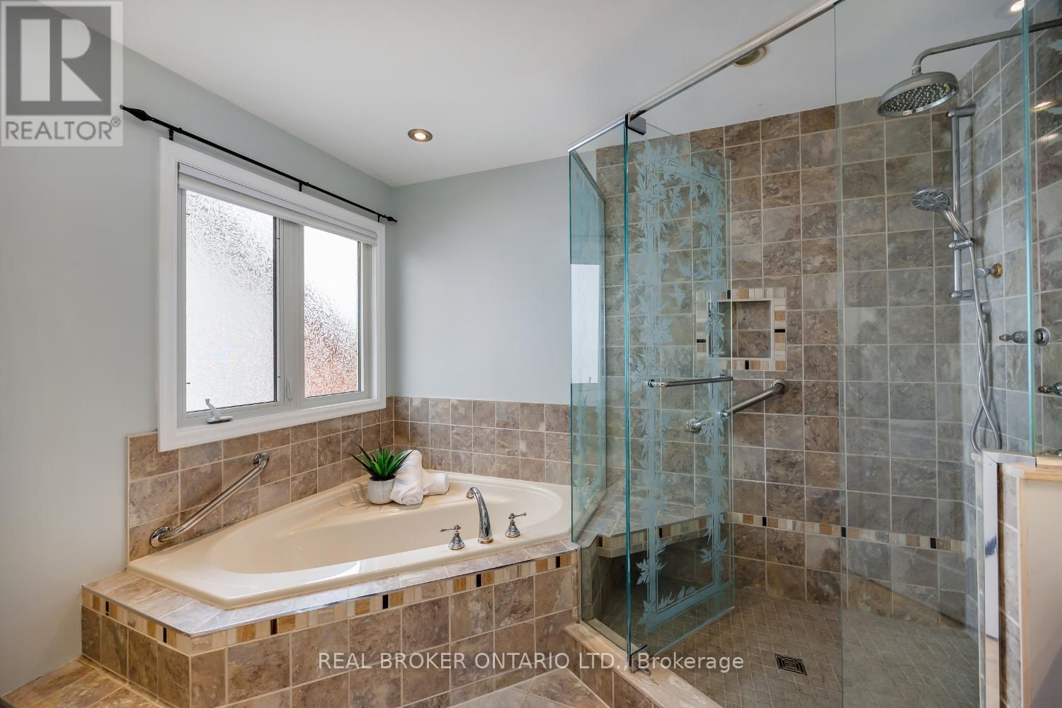 55 MULL CRESCENT Image 28