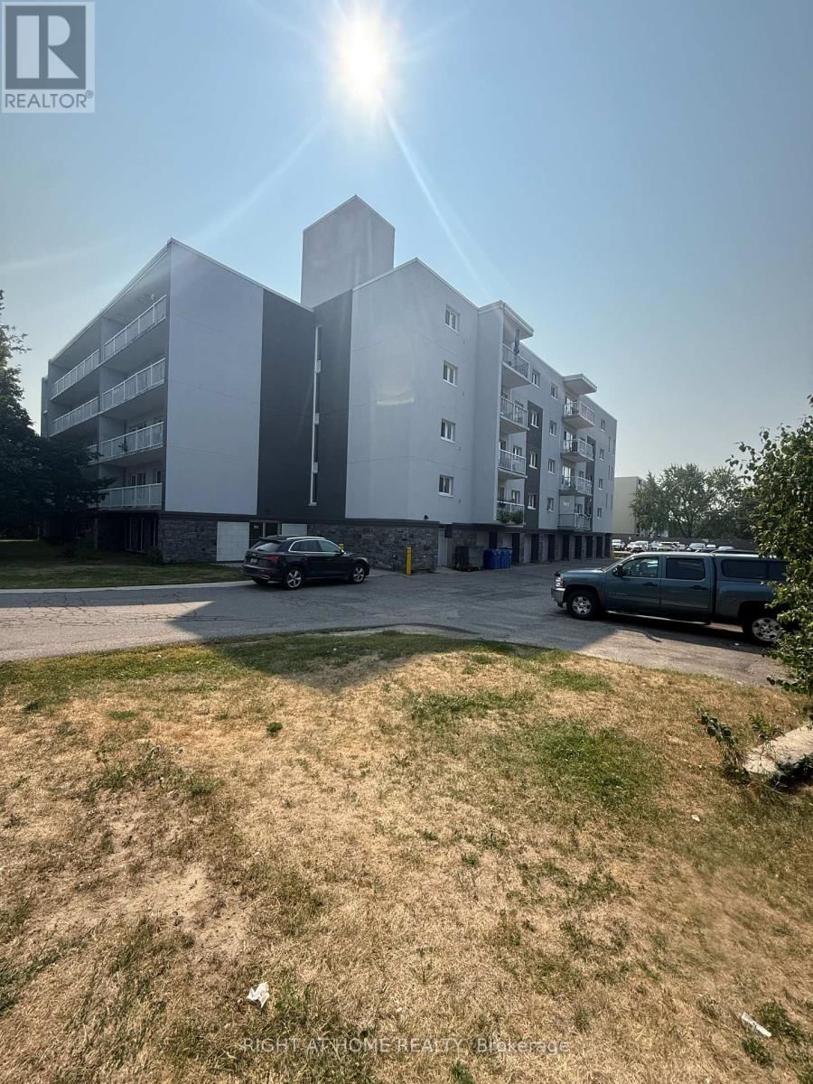 206 - 95 TAUNTON ROAD EAST Image 2