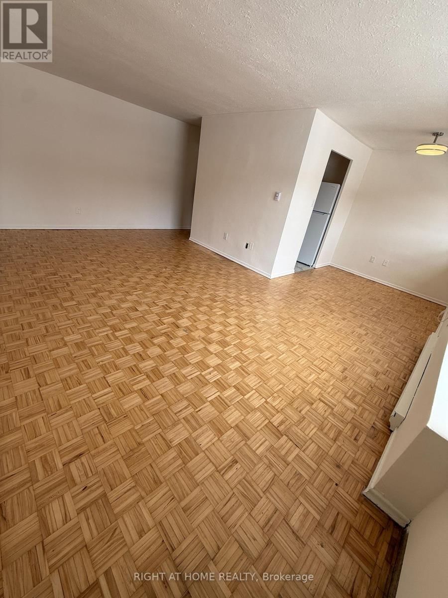 206 - 95 TAUNTON ROAD EAST Image 6