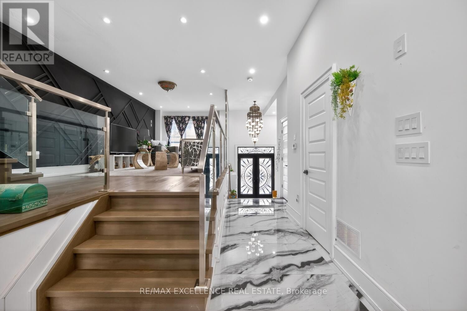 442 PHARMACY AVENUE SOUTH Image 17