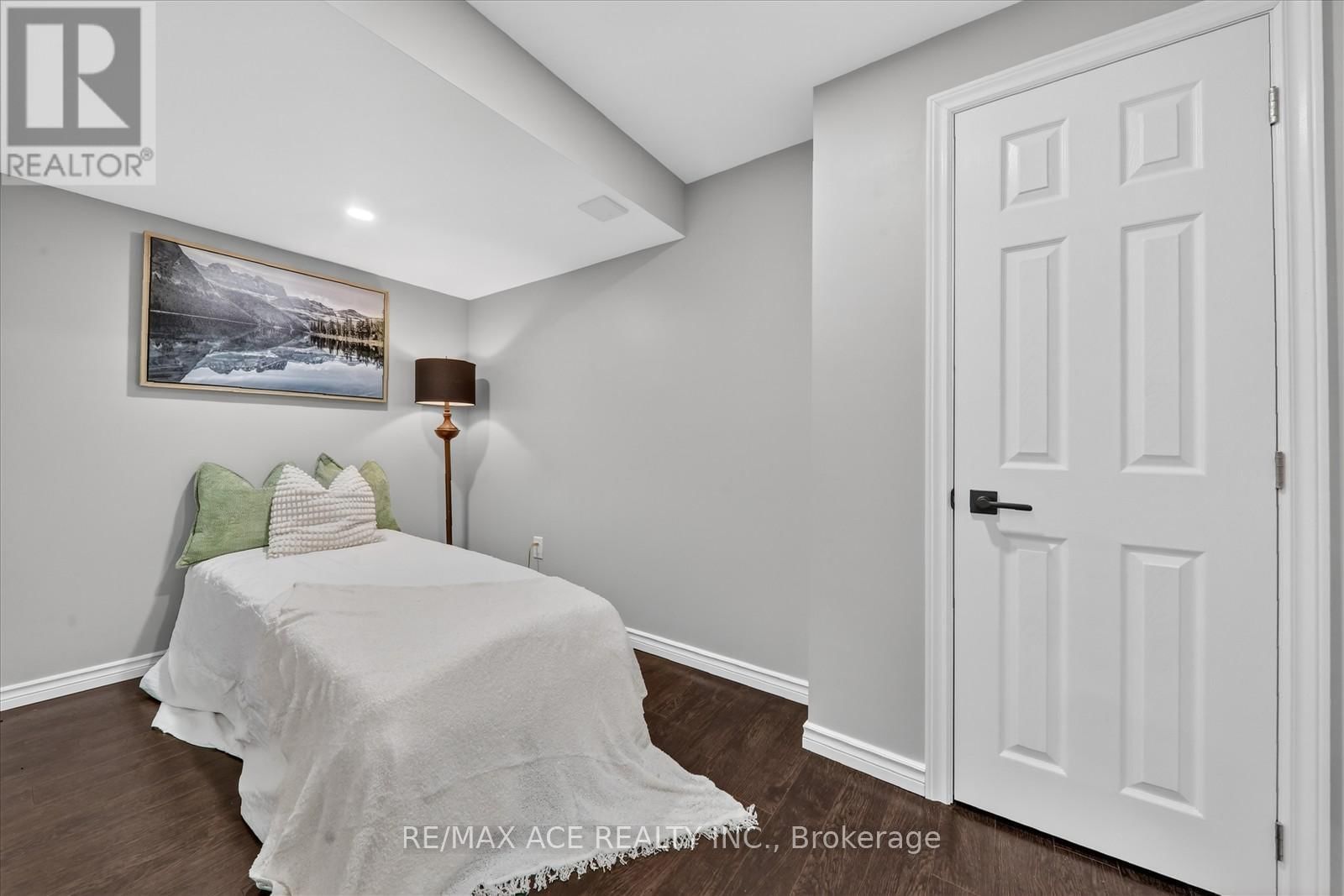 1 ALDCROFT CRESCENT Image 40