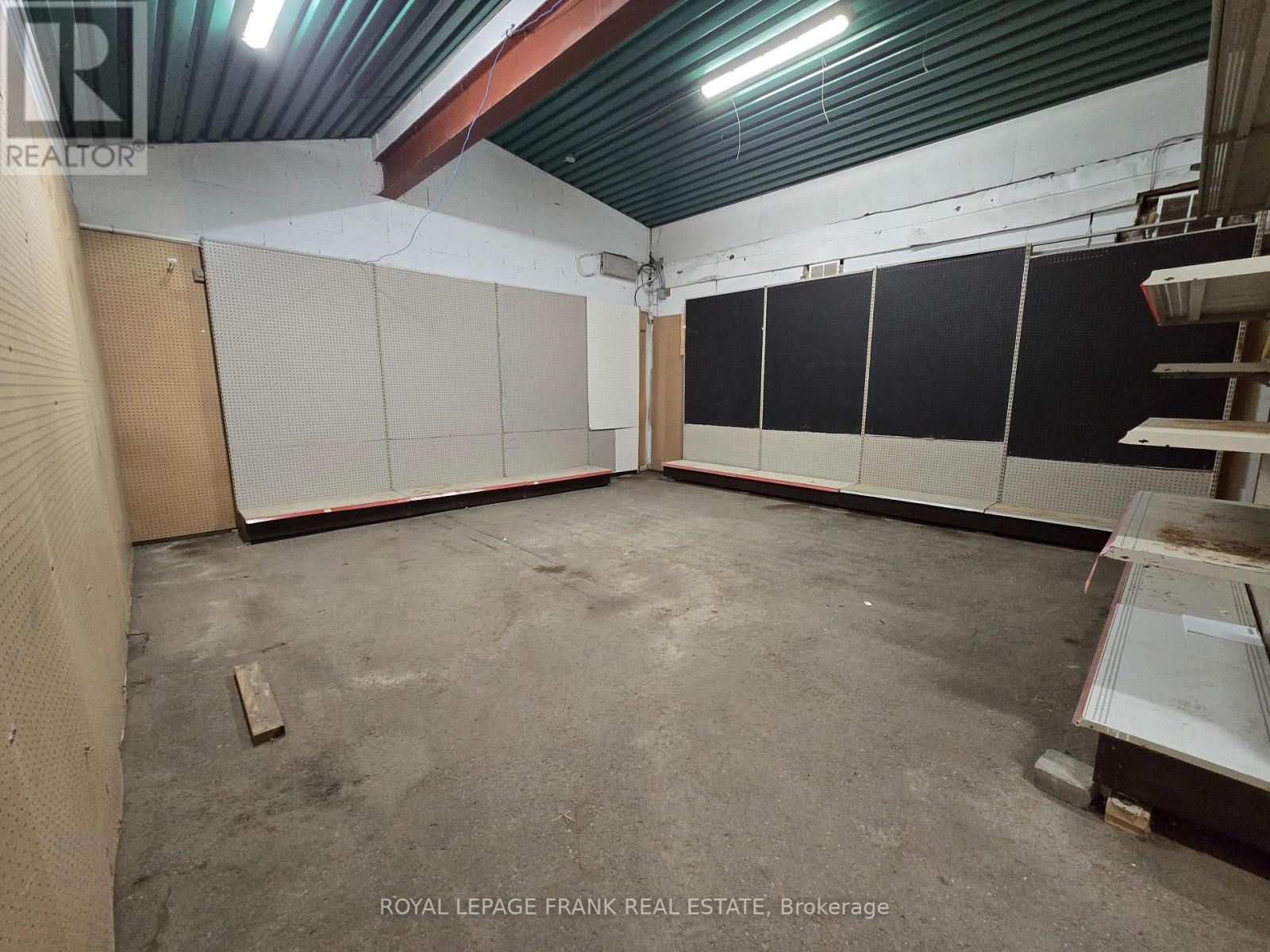 B - 15 KING AVENUE WEST Image 12