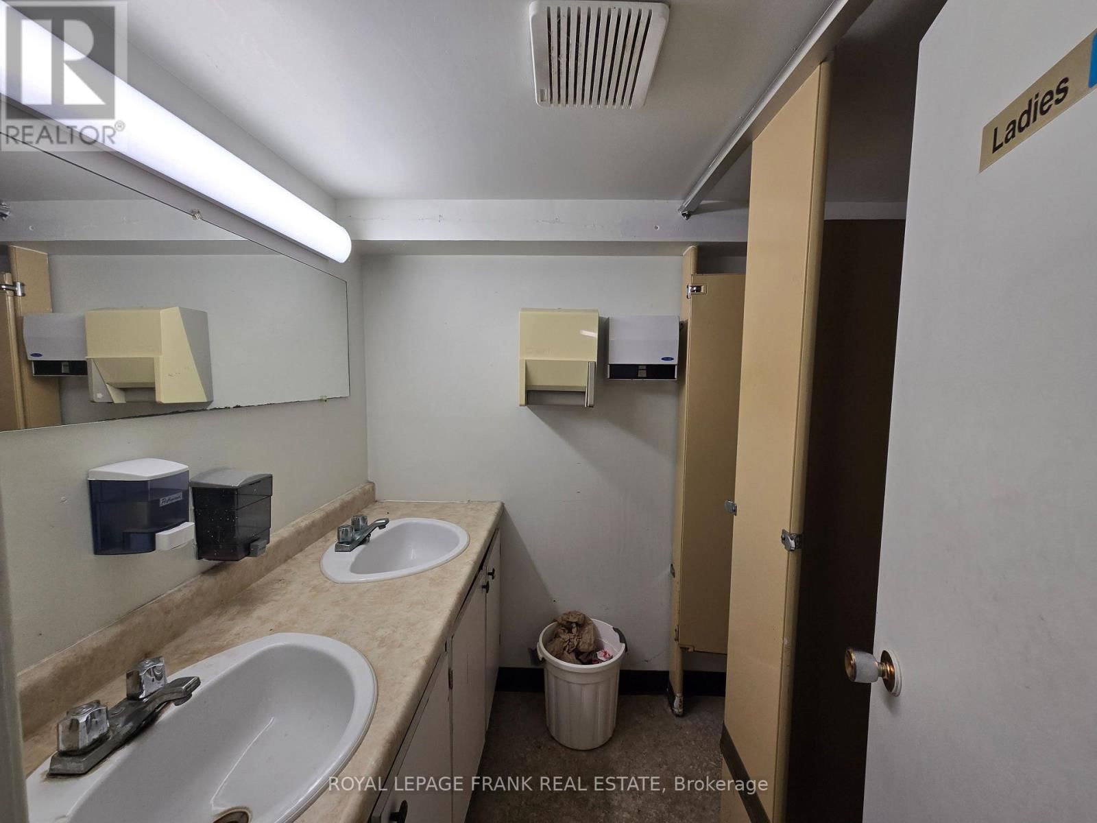 B - 15 KING AVENUE WEST Image 13