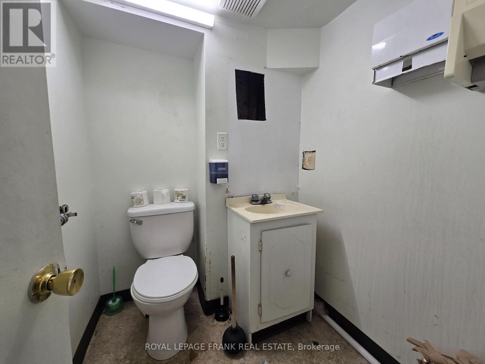 B - 15 KING AVENUE WEST Image 17