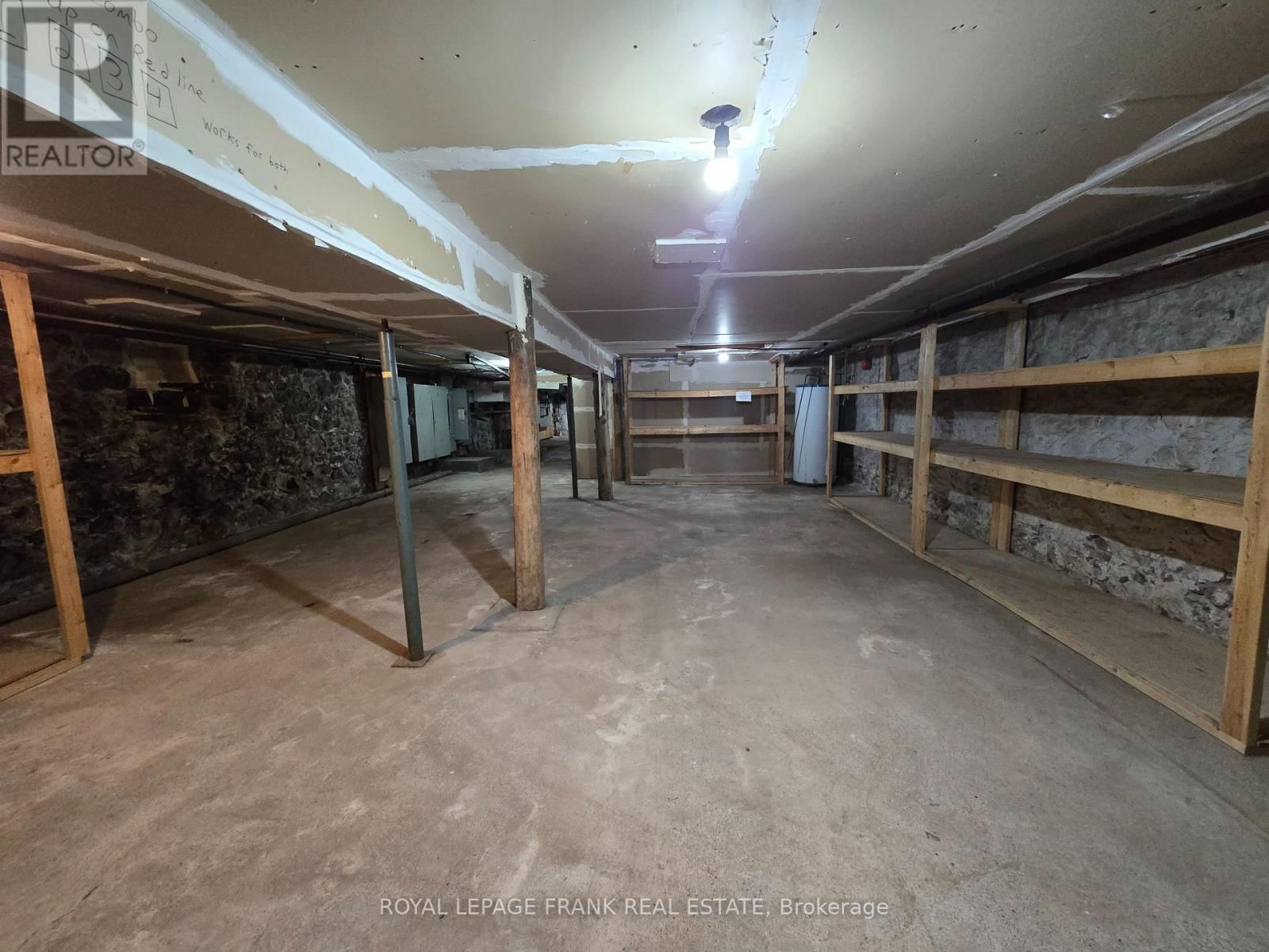 B - 15 KING AVENUE WEST Image 18