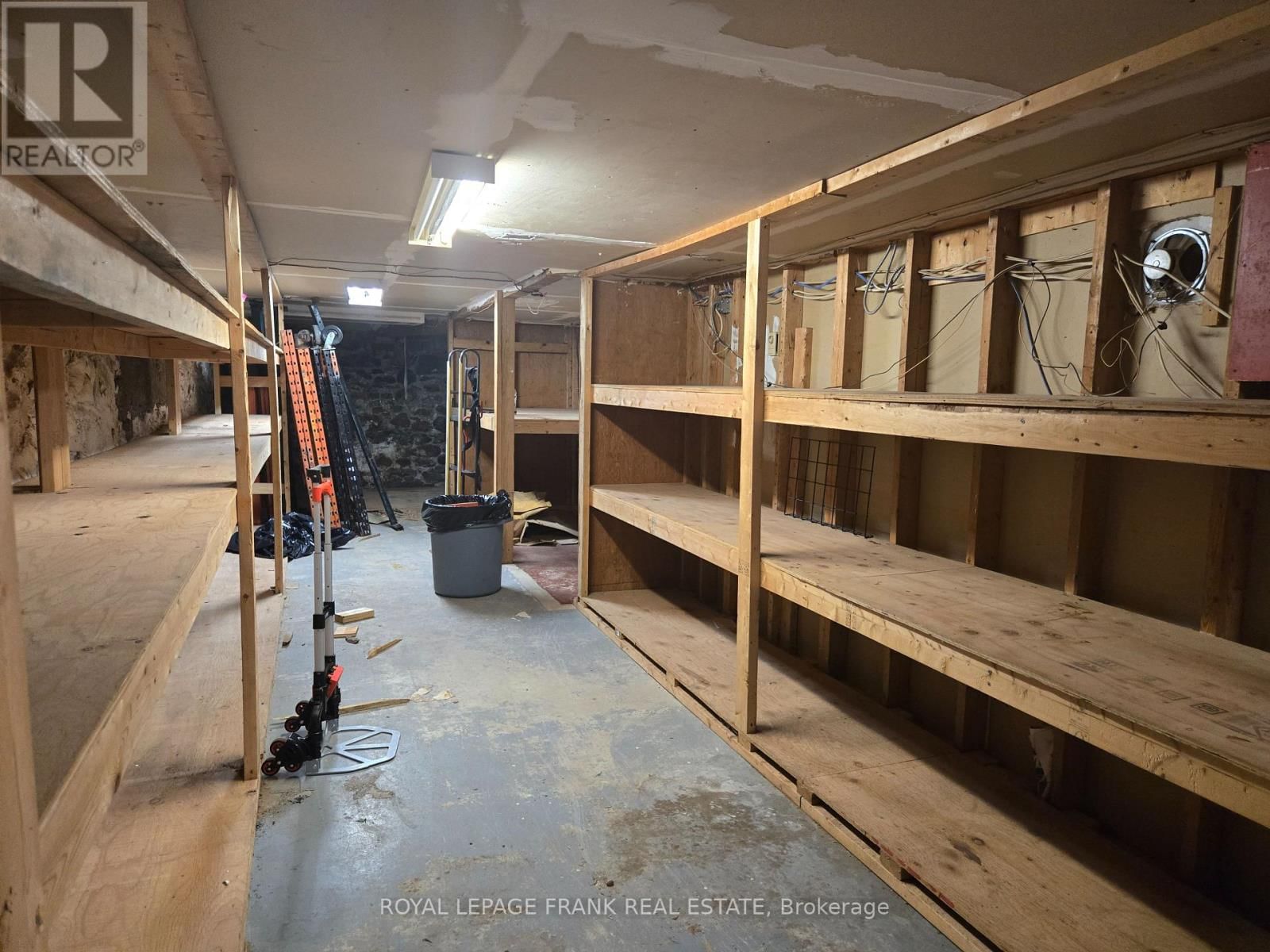 B - 15 KING AVENUE WEST Image 19