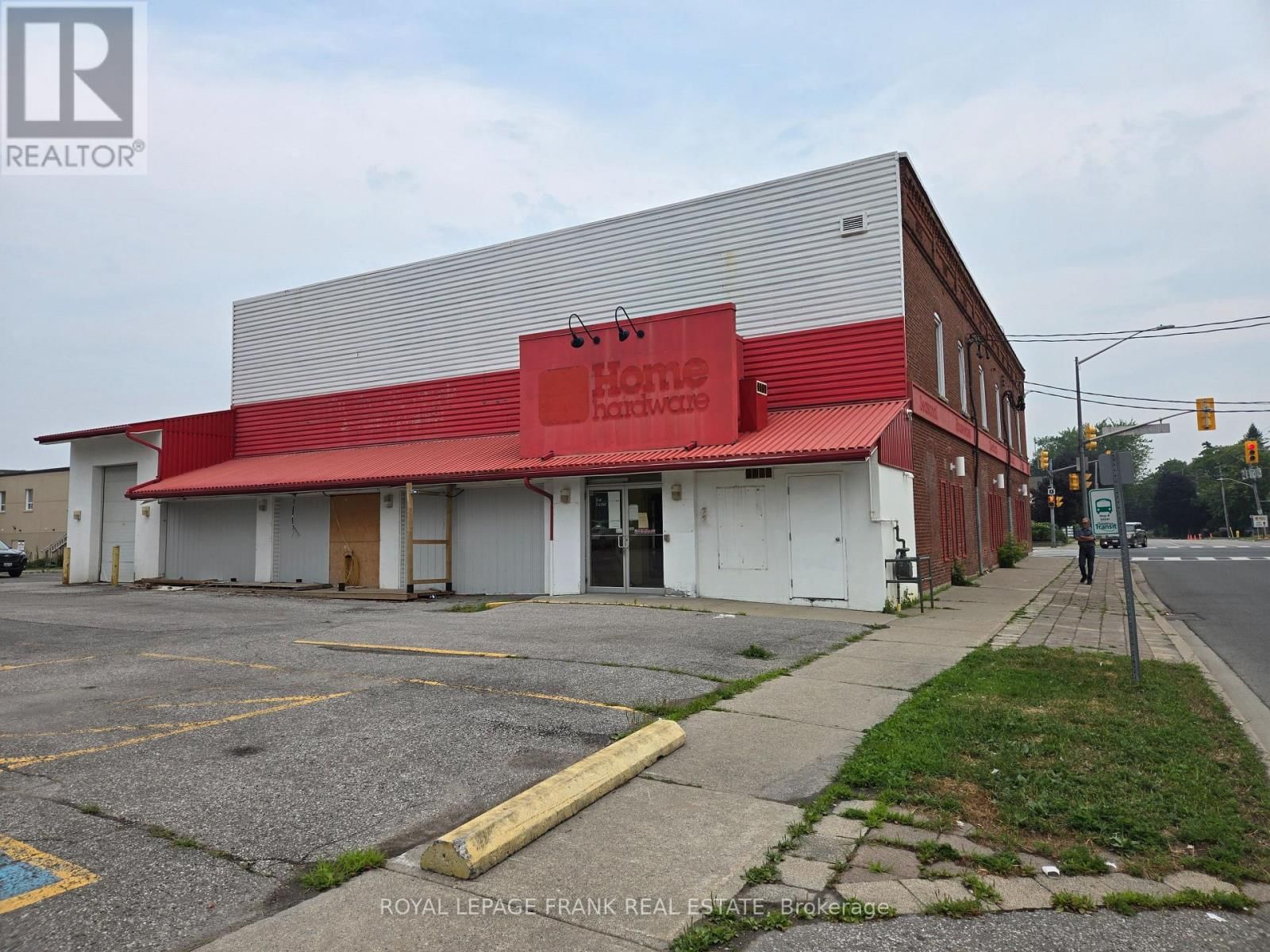 B - 15 KING AVENUE WEST Image 21