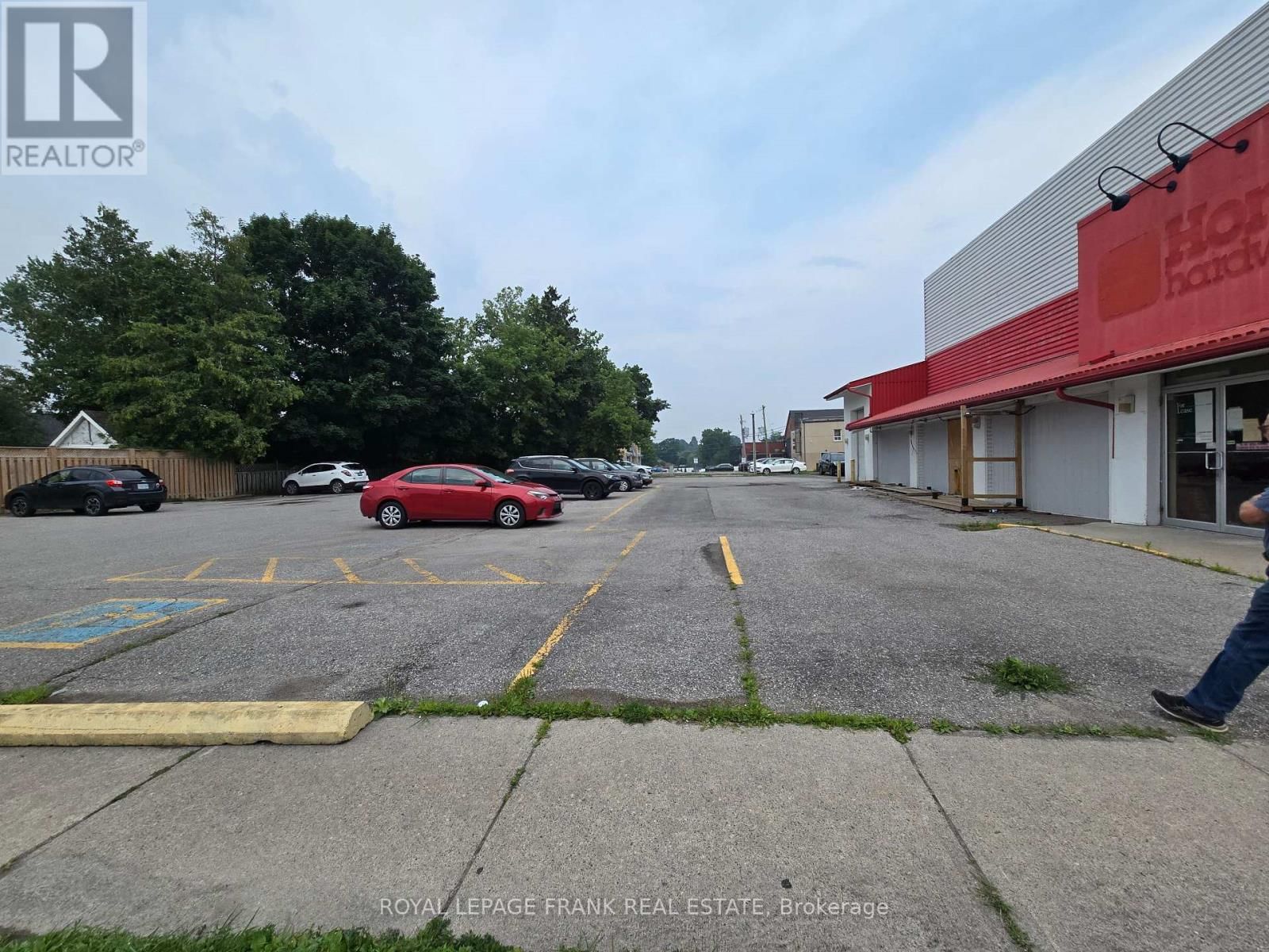 B - 15 KING AVENUE WEST Image 22