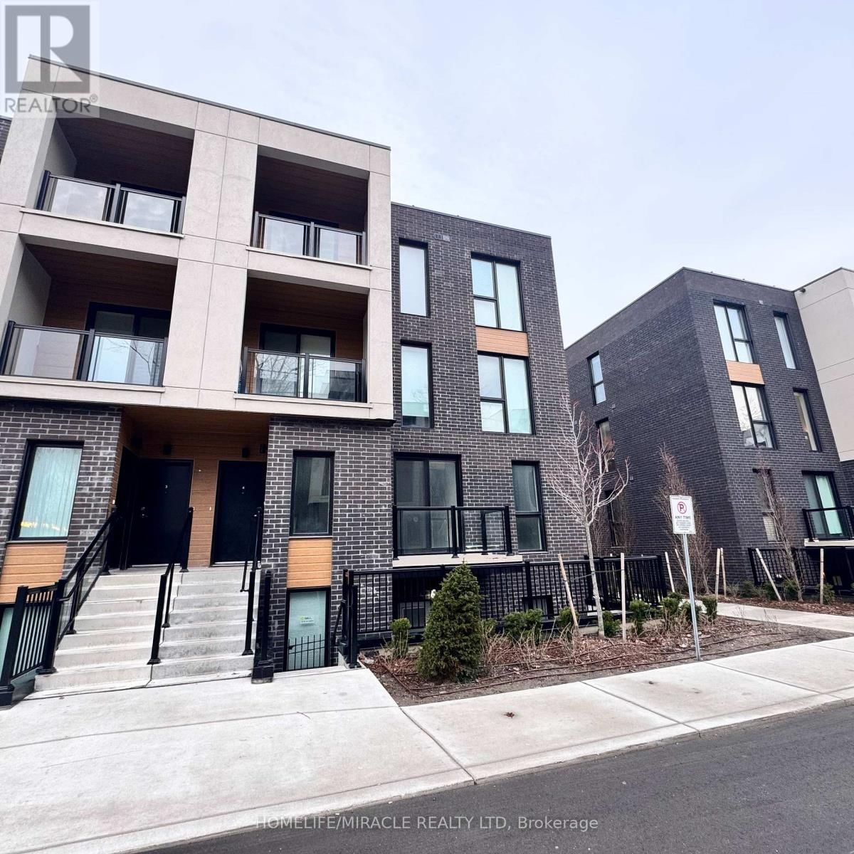 4 - 176 CLONMORE DRIVE Image 1