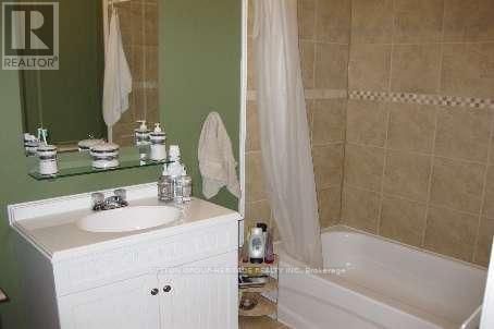 202 WILLIS AVENUE Image 25