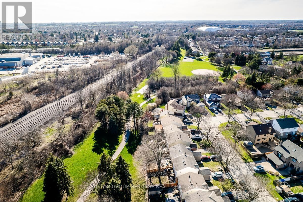 202 WILLIS AVENUE Image 7