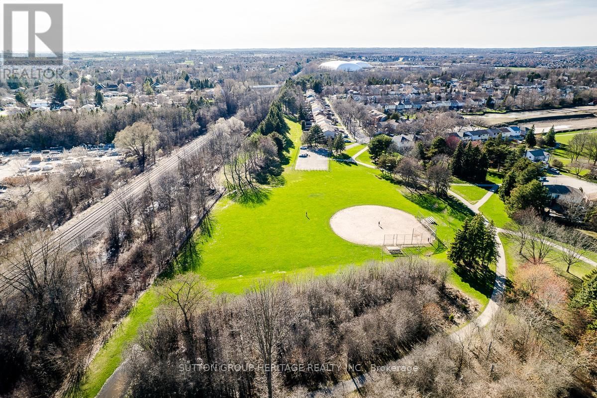 202 WILLIS AVENUE Image 8