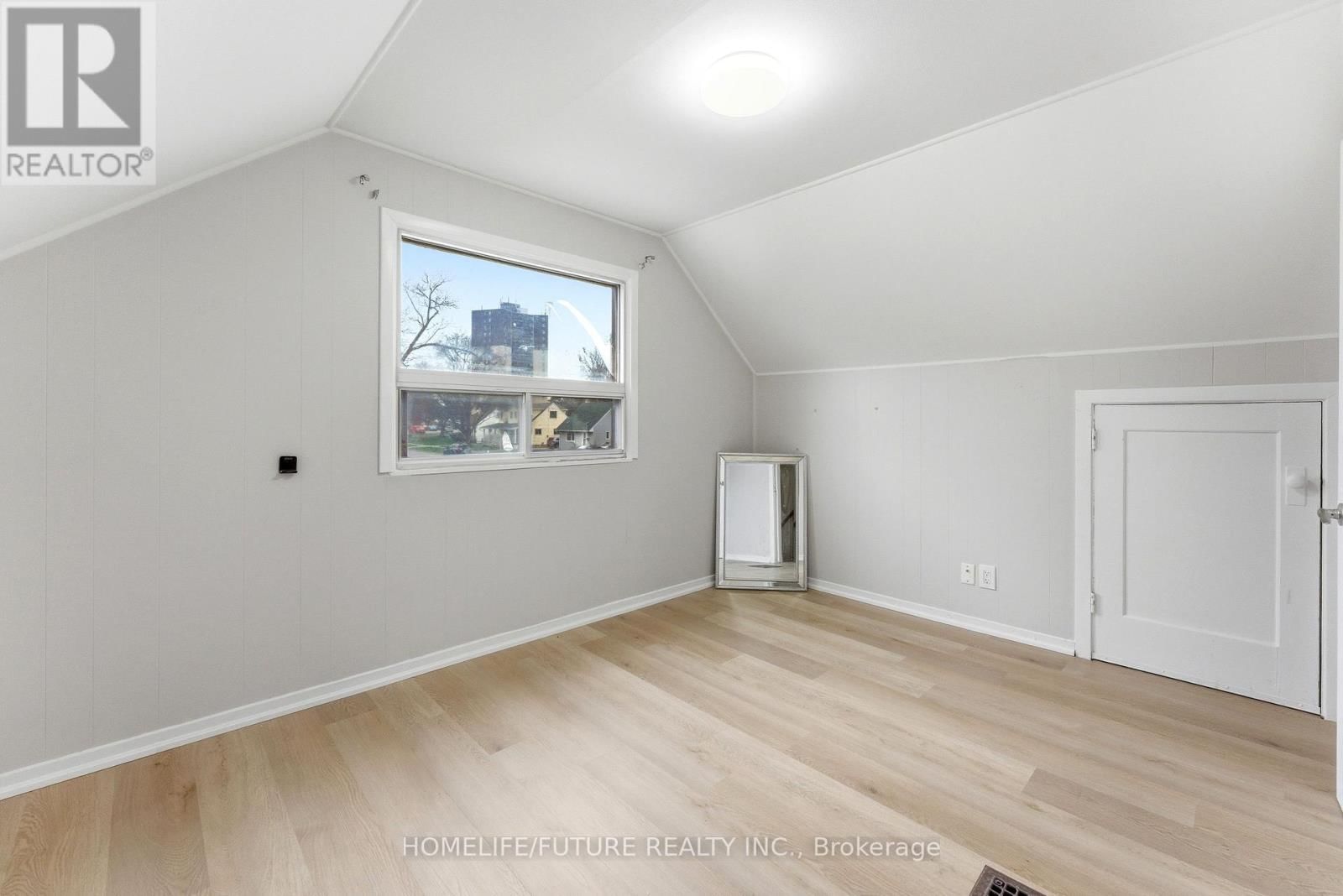 102 KINGS CRESCENT Image 19