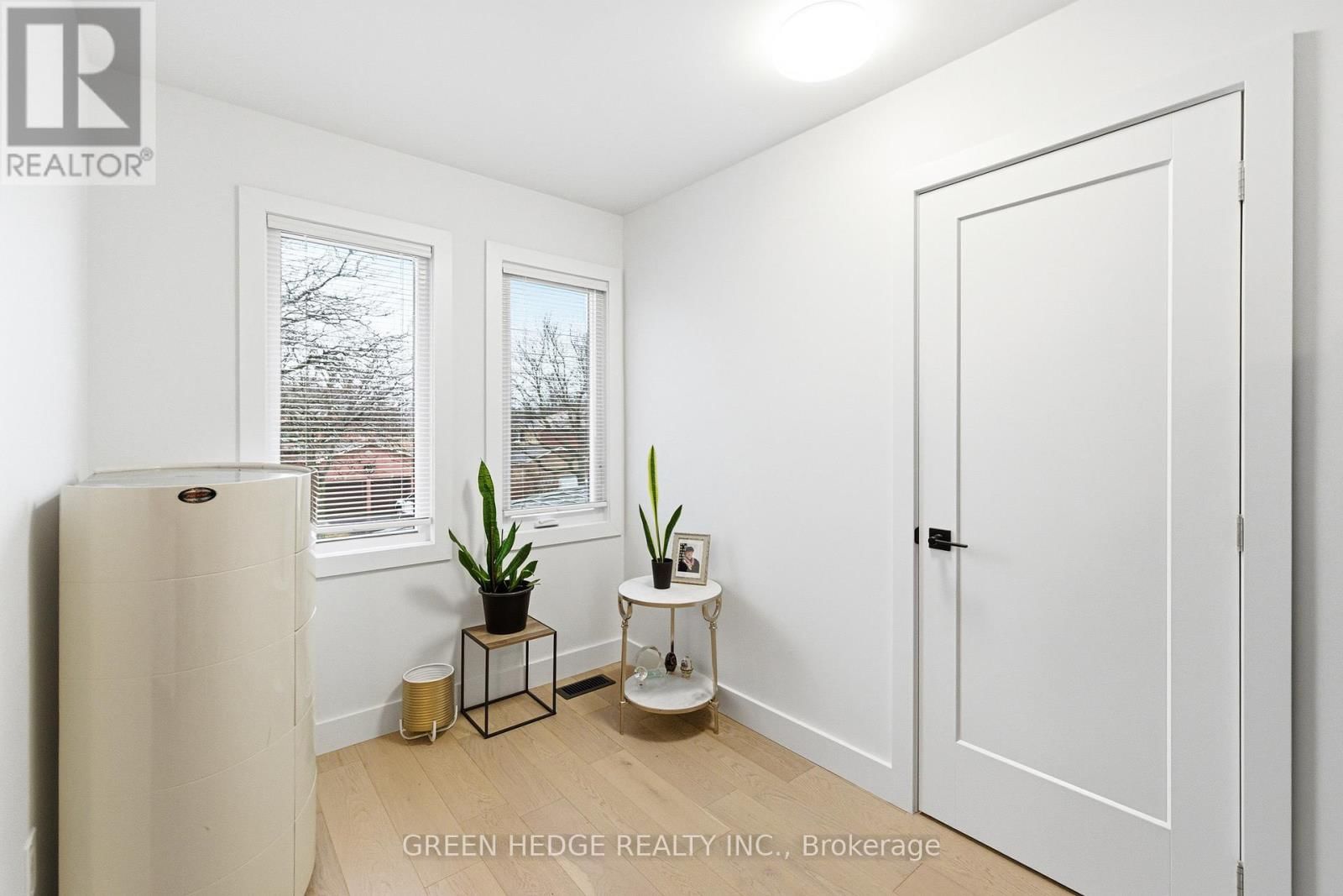 33 DAGWELL CRESCENT Image 24