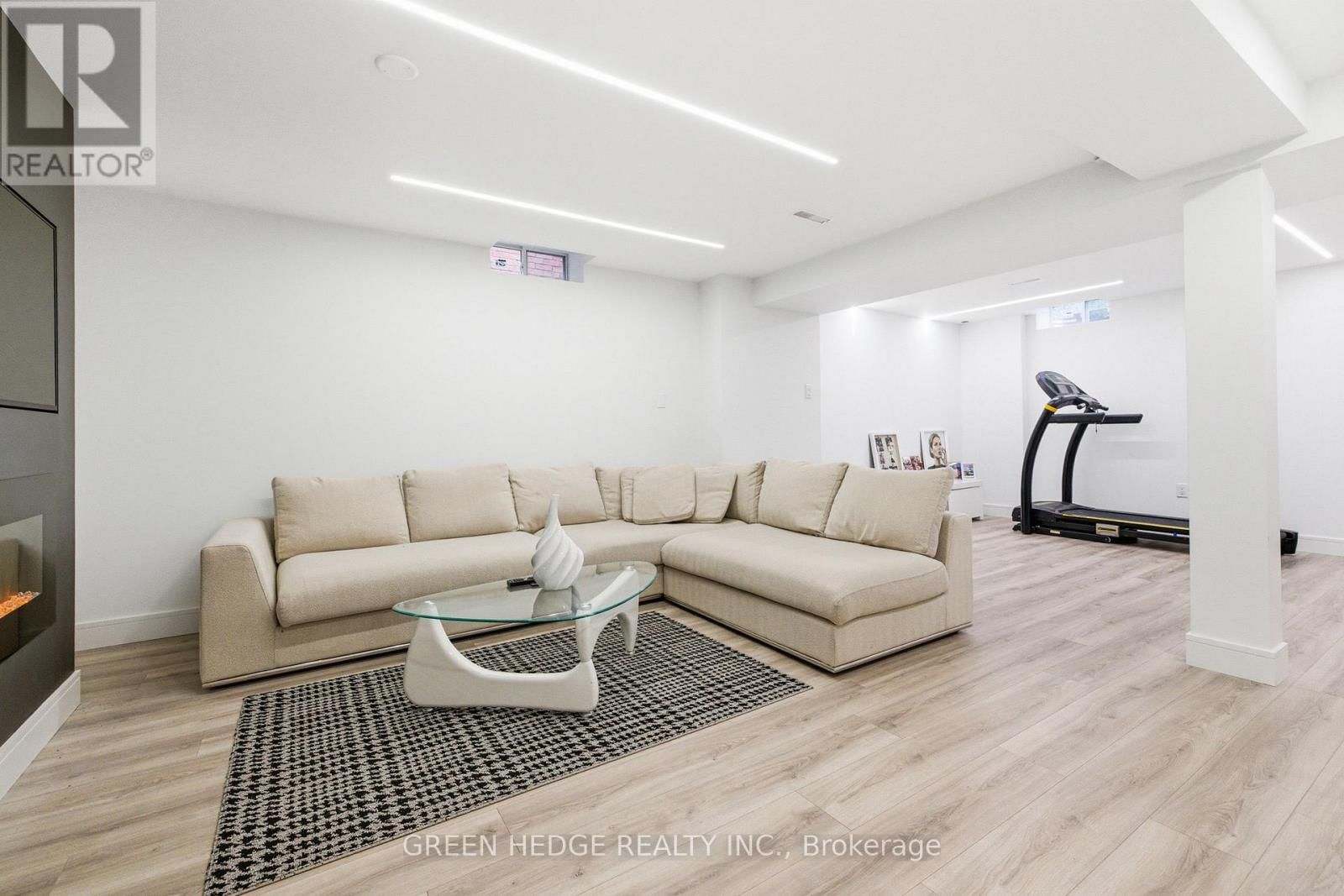 33 DAGWELL CRESCENT Image 31