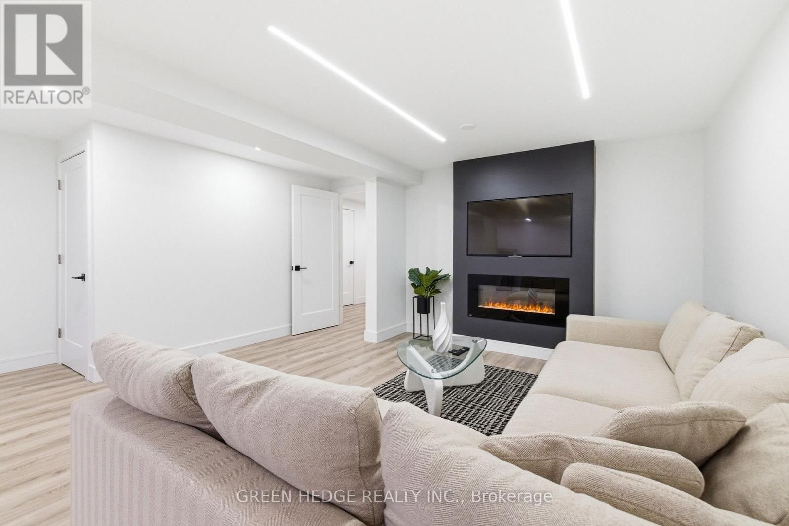 33 DAGWELL CRESCENT Image 32