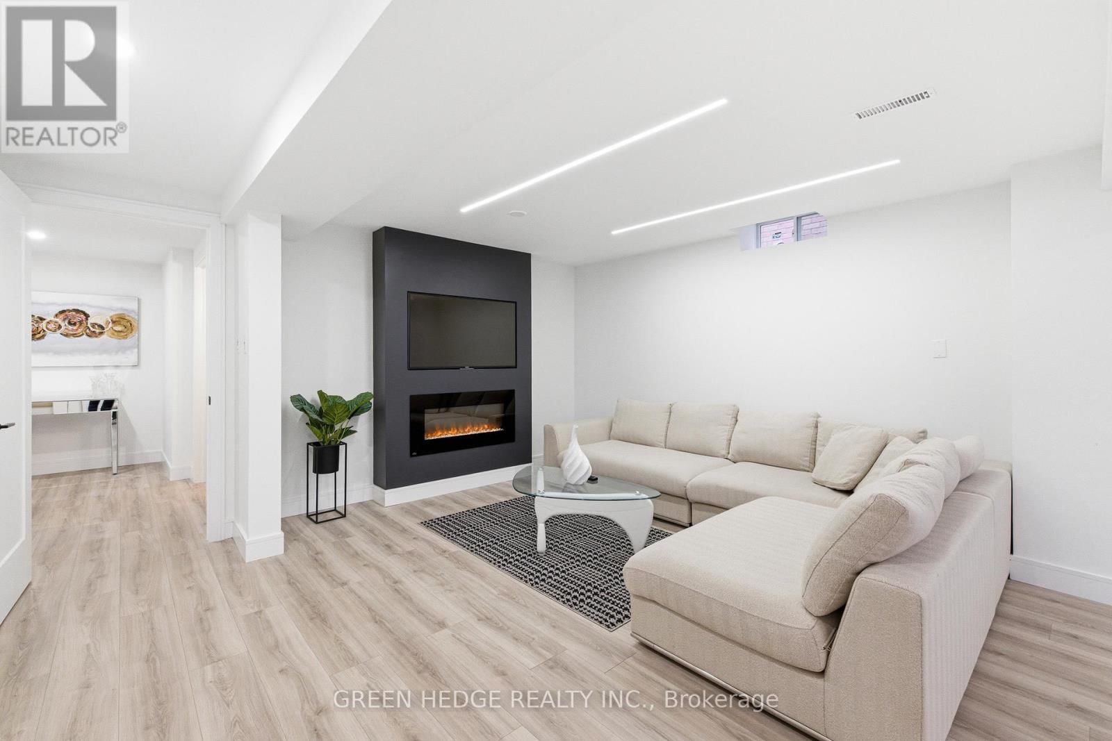 33 DAGWELL CRESCENT Image 33