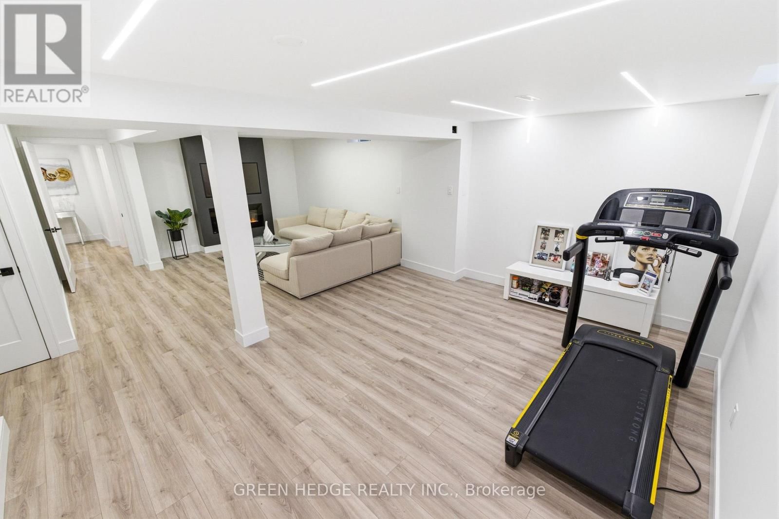 33 DAGWELL CRESCENT Image 35