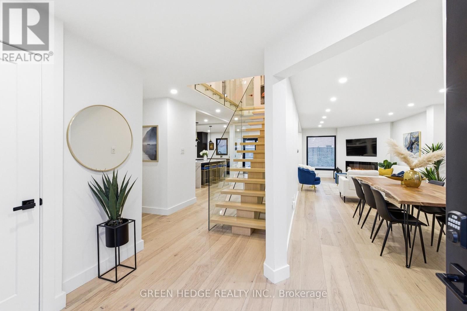 33 DAGWELL CRESCENT Image 4