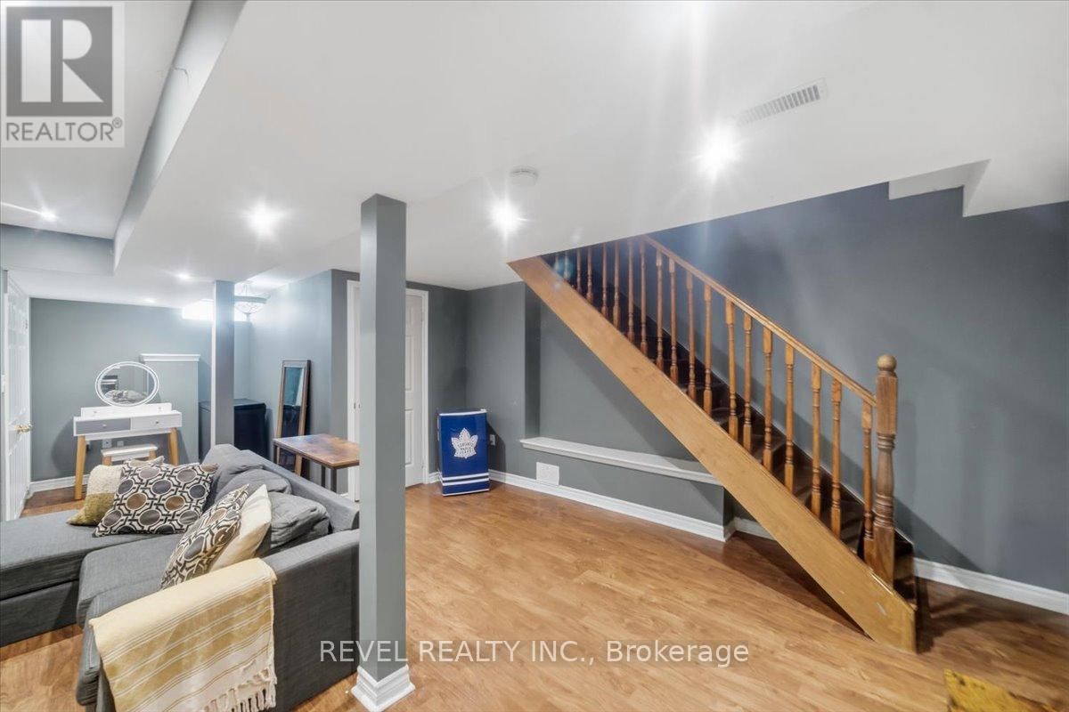 87 THORP CRESCENT Image 22