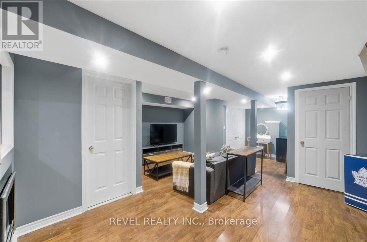 87 THORP CRESCENT Image 24