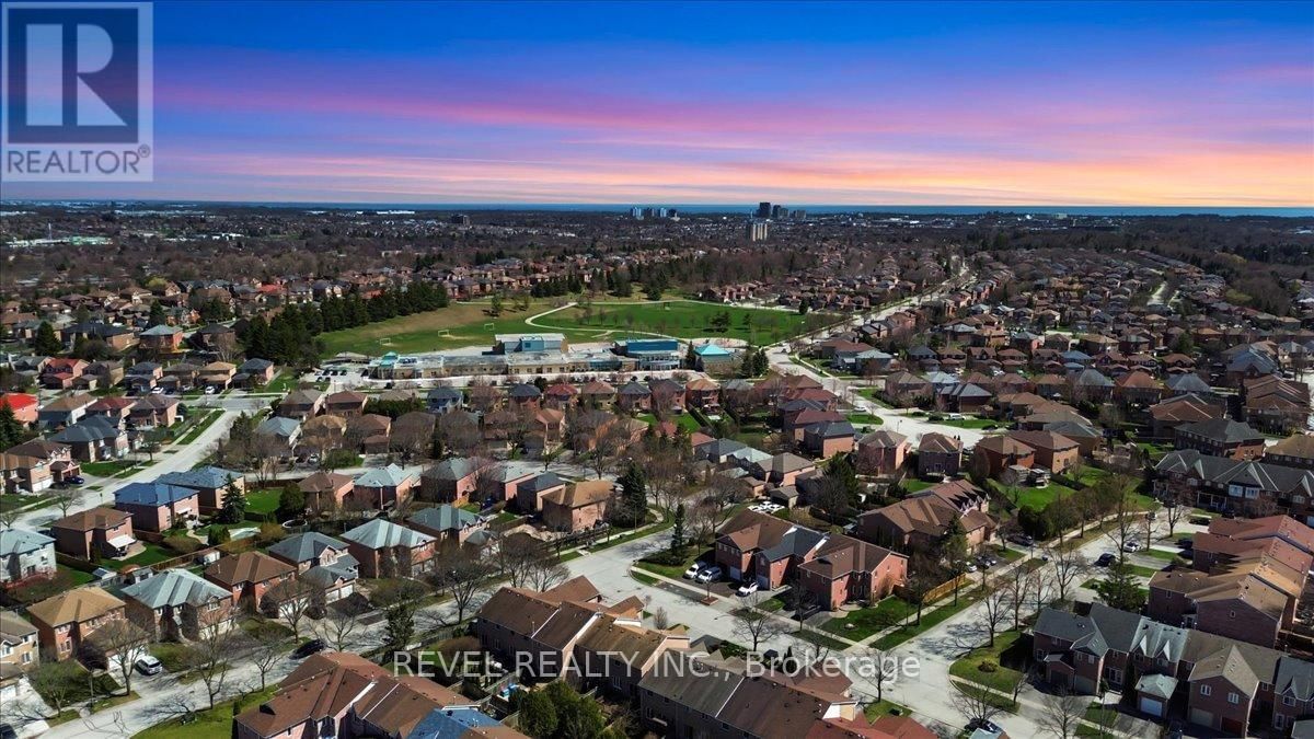 87 THORP CRESCENT Image 32