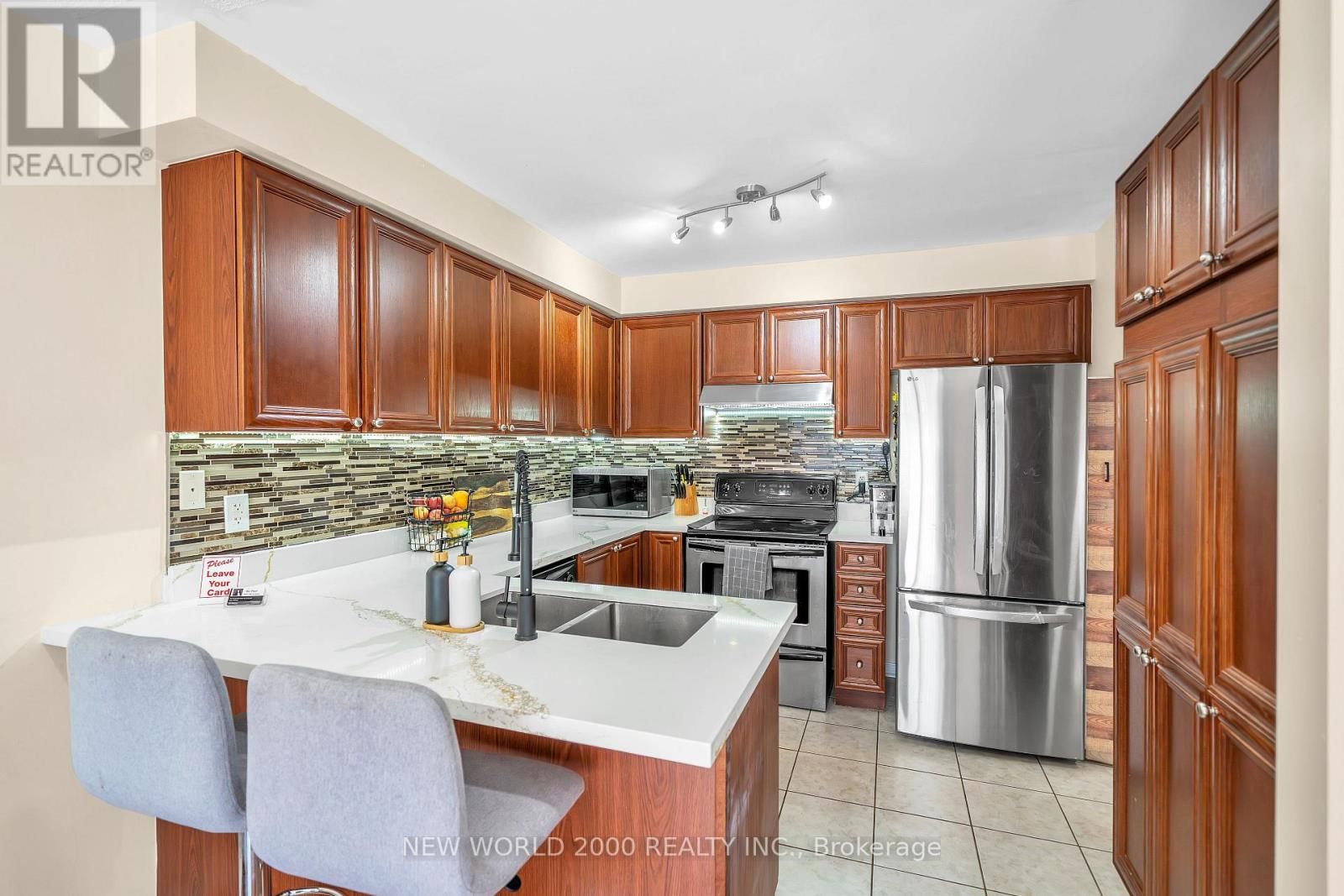 27 STONEWOOD STREET Image 17