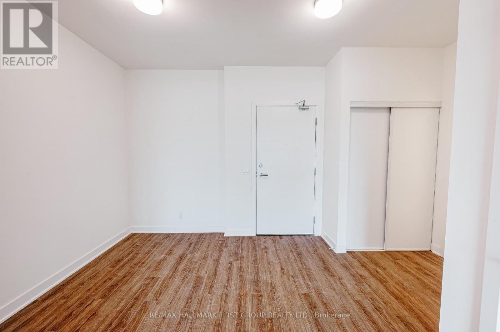 517 - 51 CLARINGTON BOULEVARD Image 3