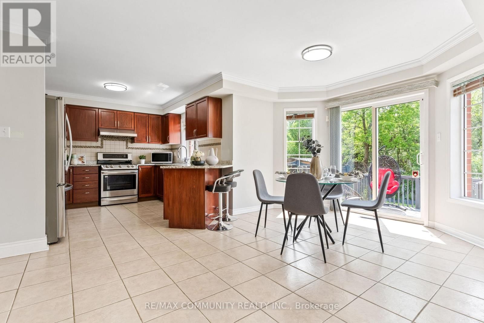 1081 LANGFORD STREET Image 13