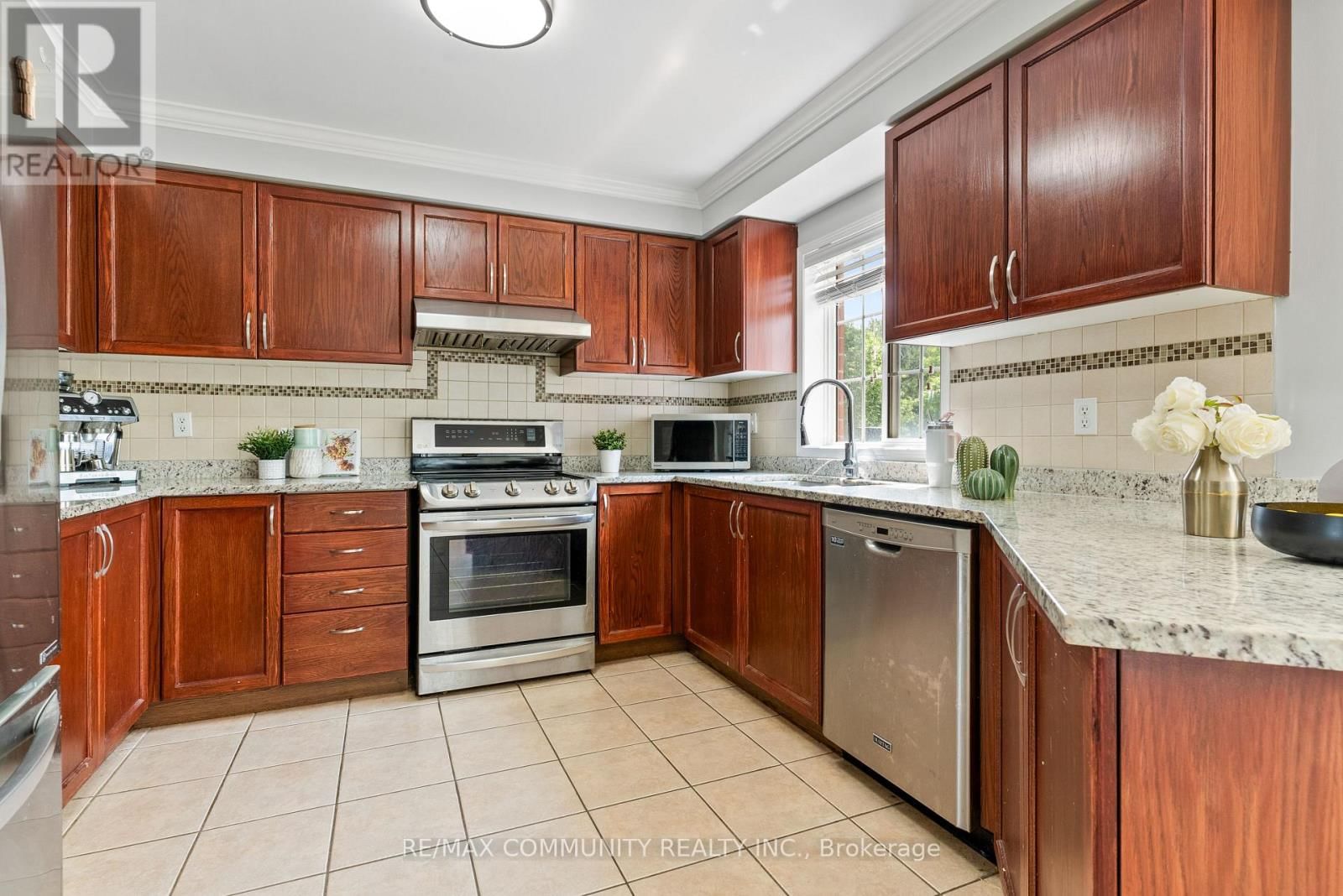 1081 LANGFORD STREET Image 15