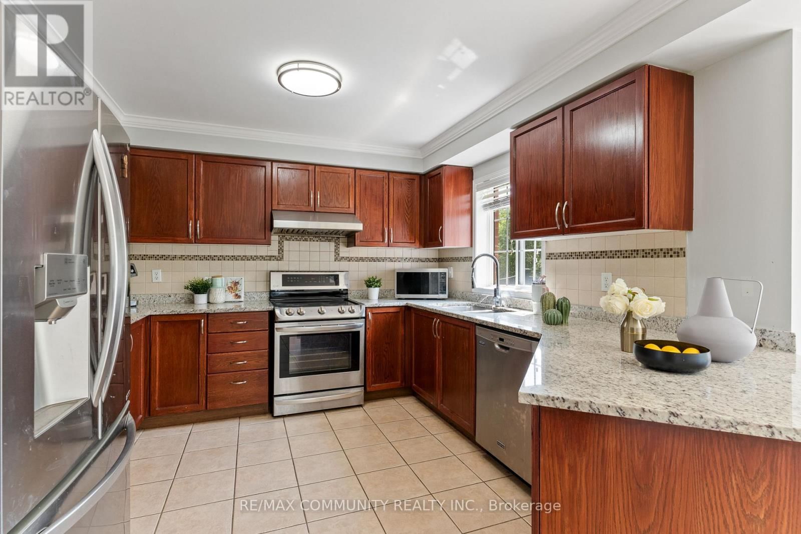 1081 LANGFORD STREET Image 16